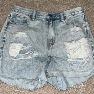 Distressed mom short